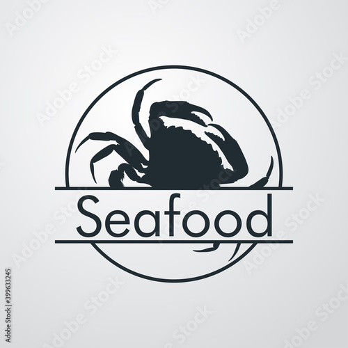 Logotipo con texto Seafood con silueta de cangrejo de mar en círculo con lineas en fondo gris