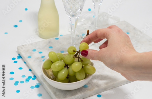 Canvas Print Eating grapes at midnight, a Spanish tradition for New Year's Eve