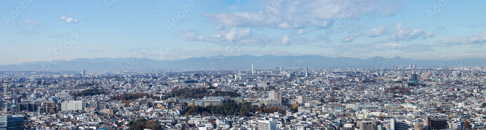 青空を背景に世田谷区三軒茶屋から埼玉秩父方面の景色のパノラマ