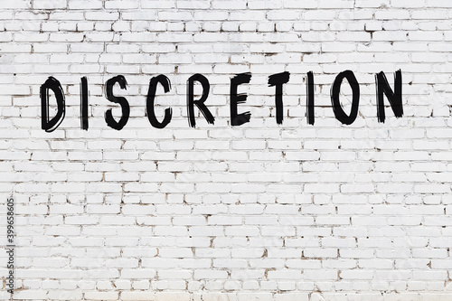 Fotografia Inscription discretion painted on white brick wall