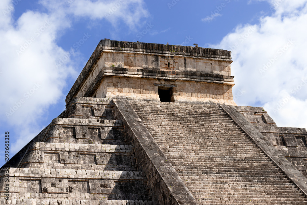 The Maya pyramid in Chichen Itzá 