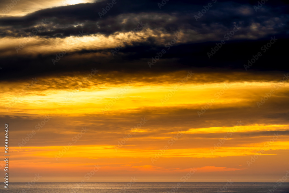 Ocean horizon, sunset, clouds, sunrise
