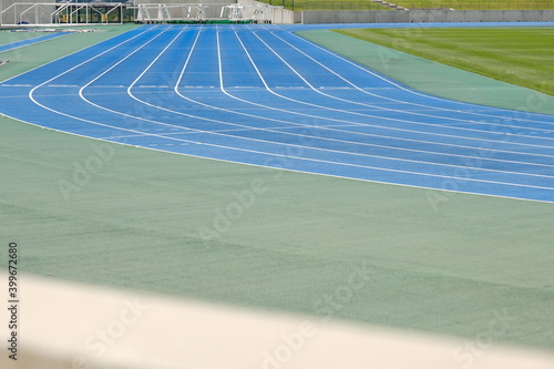 屋外の陸上競技場　青空の下 photo