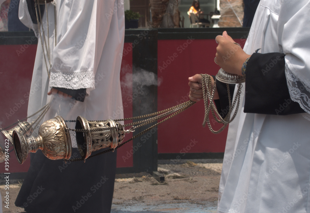 Naklejka premium Censer in procession distributing the good smell of incense
