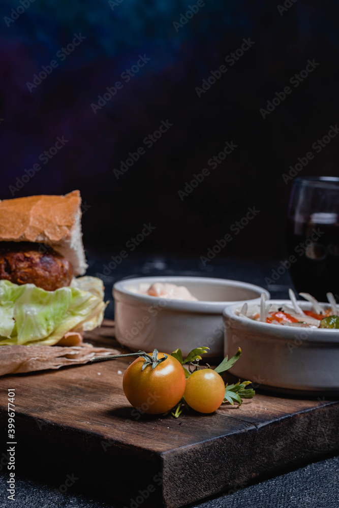 primer plano de choripan comida tipica y tradicional de argentina sandwich de pan con chorizo de cerdo con condimentos salsa criolla lechuga cebolla pimiento morron tomate mayonesa kechup y moztaza primer plano de choripan comida tipica y tradicional de argentina sandwich de pan con chorizo de cerdo con condimentos salsa criolla lechuga cebolla pimiento morron tomate mayonesa kechup y moztaza