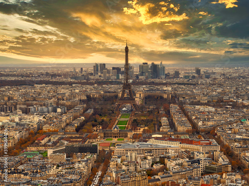 Paris skyline with Eiffel Tower at sunset in Paris © Stockfotos