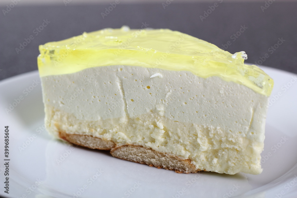 Cheesecake with lemon jelly topping