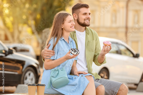 Young couple eating sweet d...