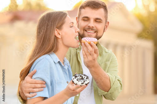 Young couple eating sweet d...