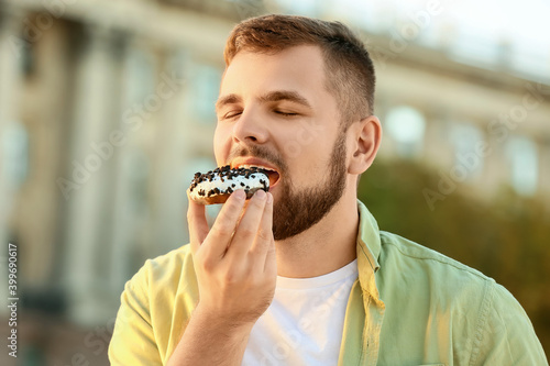Handsome young man eating s...
