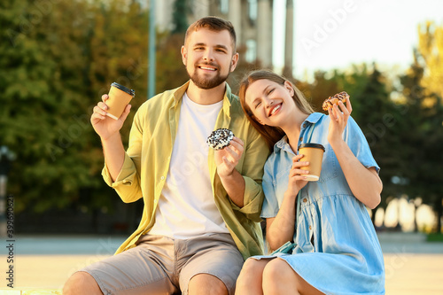 Young couple eating sweet d...