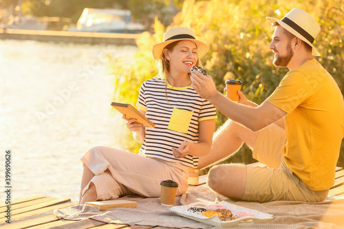 Young couple eating sweet d...