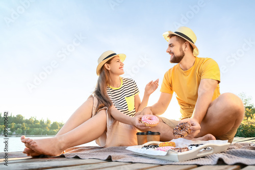 Young couple eating sweet d...