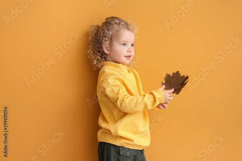 Cute little girl with autum...