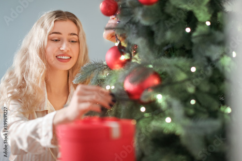 Beautiful woman decorating ...