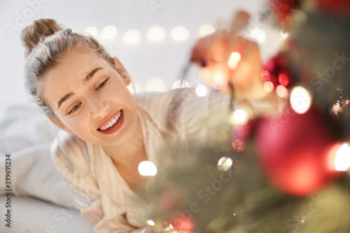 Beautiful woman decorating ...