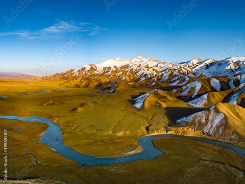 Foto Tourist Attractions in Dushan Highway, Snow Mountain, Xinjiang, China