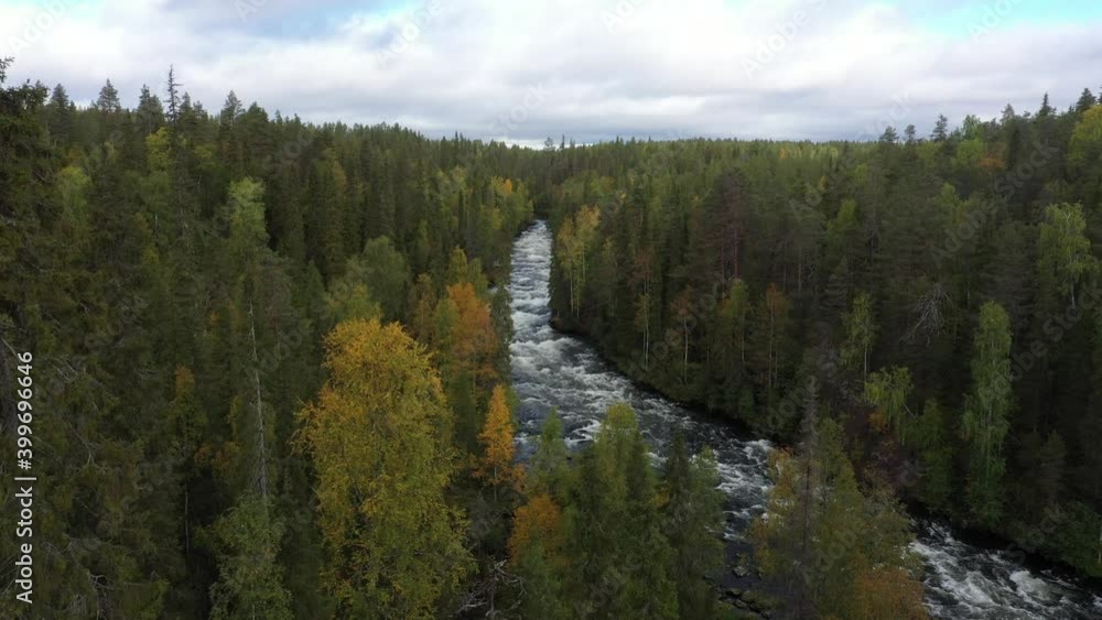 Vue aérienne par drone du parc national d'Oulanka en automne, Suède Vue aérienne par drone du parc national d'Oulanka en automne, Suède