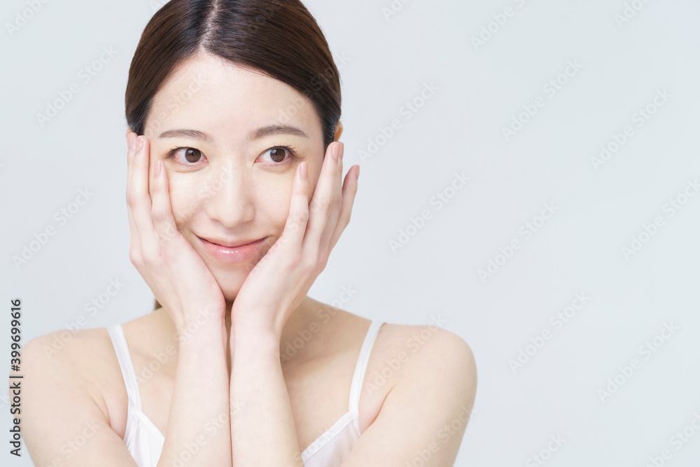 美容イメージ・顔を触る女性