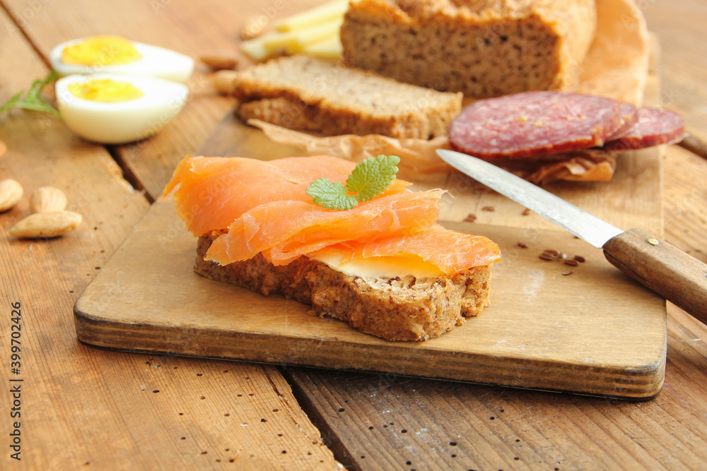 Ketogenes Frühstück Keto Diät Ketogenes Low Carb Ernährung Brot mit Räucherlachs Ketogenes Frühstück Keto Diät Ketogenes Low Carb Ernährung Brot mit Räucherlachs