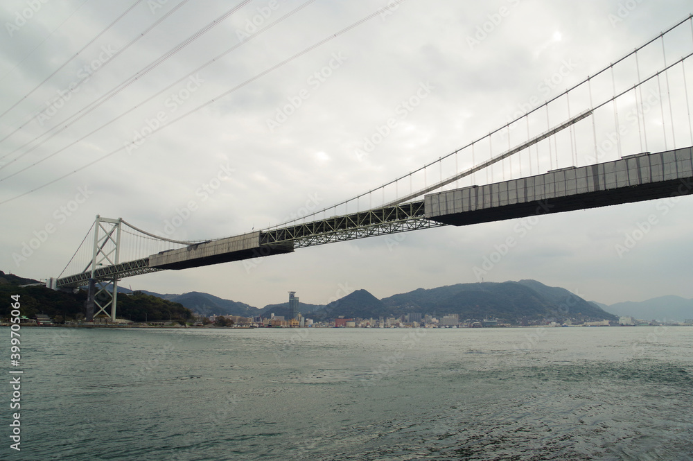Naklejka premium 本州から関門海峡越しに九州を見る