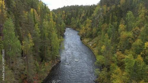 Vue aérienne par drone du parc national d'Oulanka en automne, Suède photo