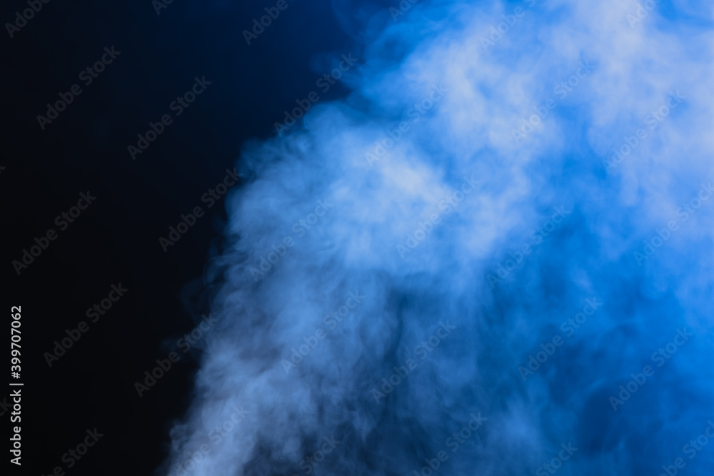 Naklejka premium Water vapor from the humidifier on a black background.