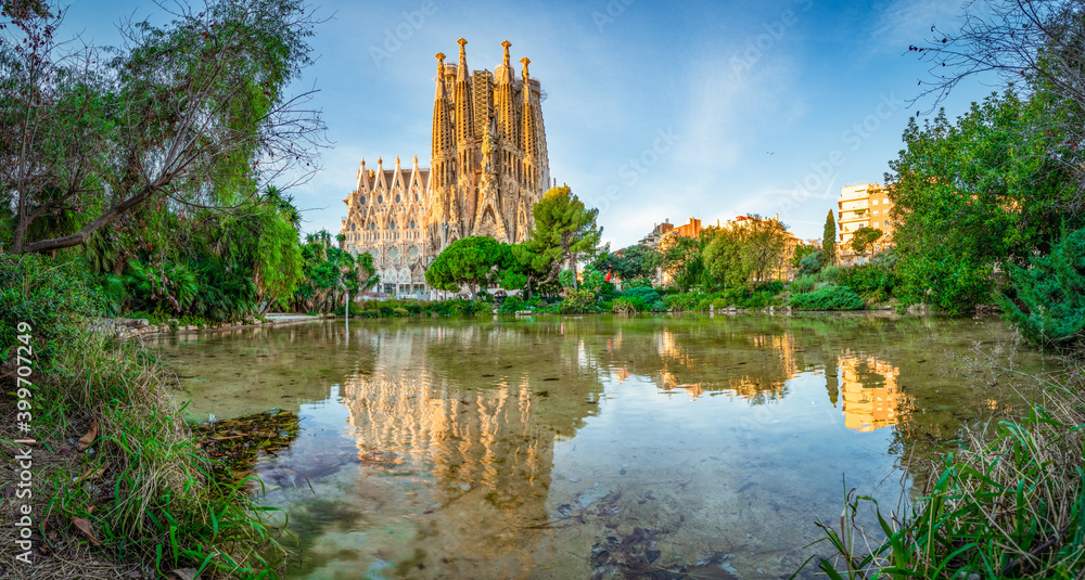 barcelona-spain-december-2018-sagrada-familia-in-morning-light-famous