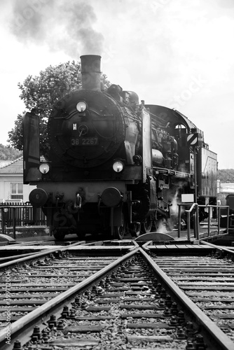 Fotografie, Obraz Dampflokomotive Lok schwarz-weiß Graustufen Drehscheibe Museum Tenderlok Attrakt