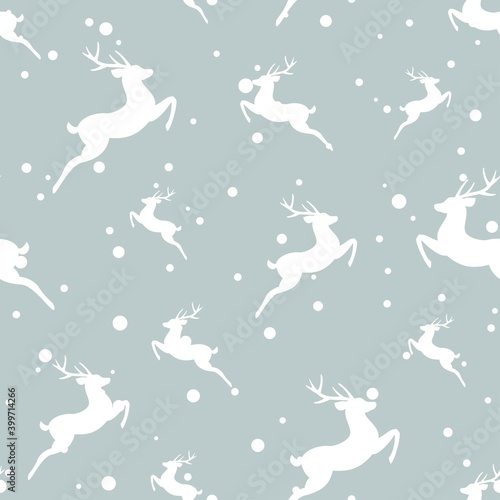 seamless winter pattern with white snowflakes and deers with antlers.