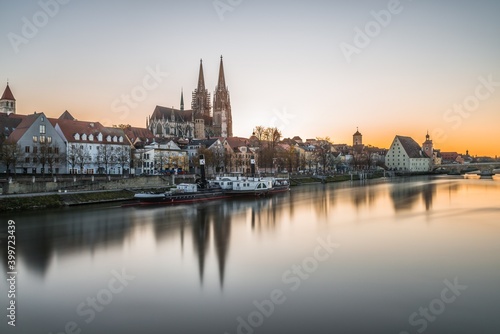 Ber  hmte Stadtansicht von Regensburg und Promenade mit steinerne Br  cke dem Fluss Donau die historische Altstadt und der Dom Sankt Peter  Deutschland