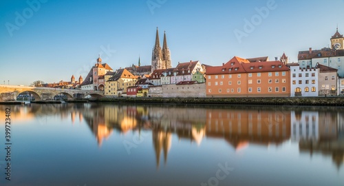 Berühmte Stadtansicht von Regensburg und Promenade mit steinerne Brücke dem Fluss Donau die historische Altstadt und der Dom Sankt Peter, Deutschland