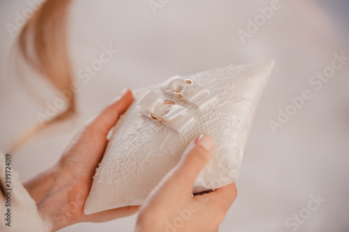 La sposa regge le fedi nuziali
