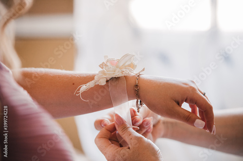 Bracciale floreale per la testimone di nozze photo