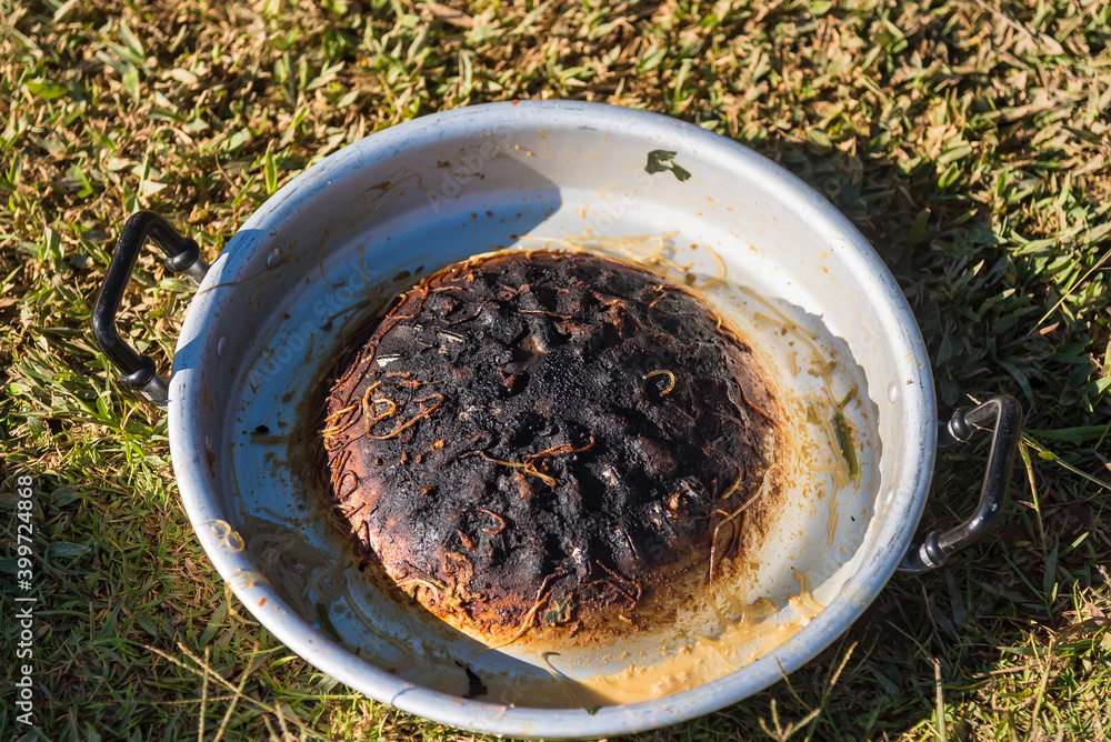 Foto de Grilled pan in BBQ buffet. Close up of burned Korean barbecue pan in Thai style food