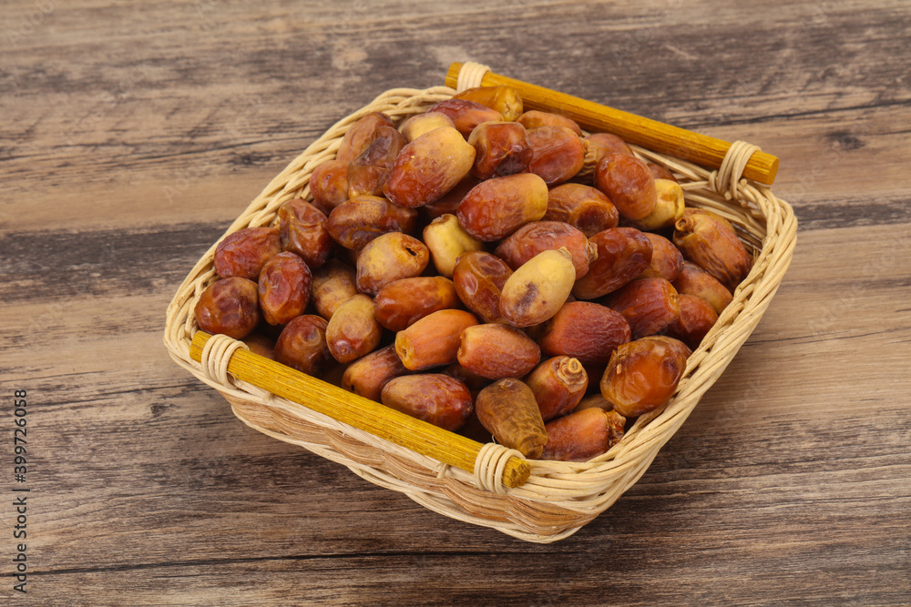 Obraz premium Sweet tasty dry dates in the basket