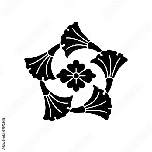 銀杏紋・五つ追銀杏に花菱（いつつおいいちょうにはなびし）