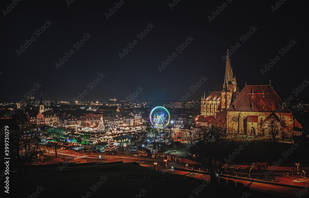 Obraz premium Weihnachtsmarkt und Dom in Erfurt
