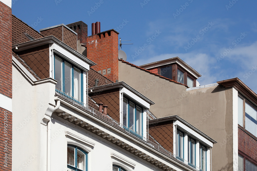 Dach und fenster an einem alten weissen Wohngebäude, Bremen, Deutschland, Europa