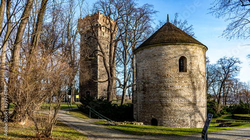 Cieszyn, wzgórze zamkowe z zabytkową basztą i rotundą zimą. Śląsk, Polska