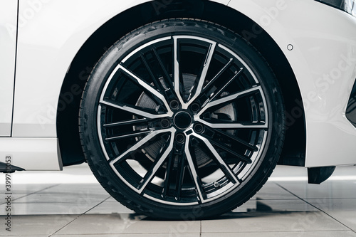 Photos Aluminium rim of luxury car wheel close up