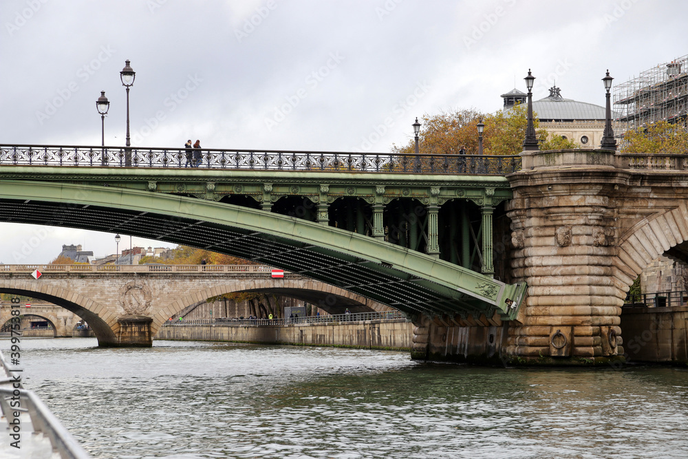 blick auf pont notre-dame und pont au change von der seine aus