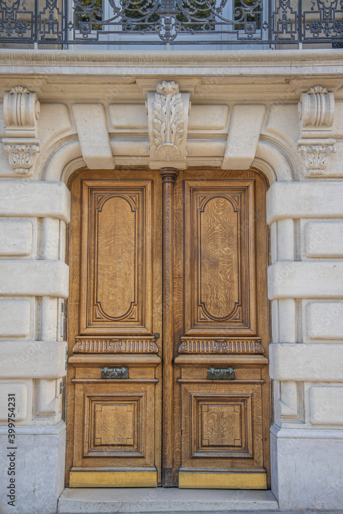 Fototapeta premium French wooden door Haussmann facade Paris France