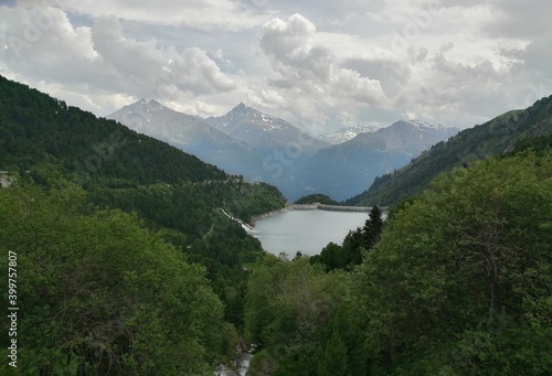 Alpes  lac et montagne. Hautes Alpes. Paysage  nature. 
