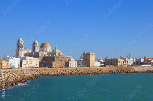 Kathedrale zum heiligen Kreuze über dem Meer in Spanien in Cadiz