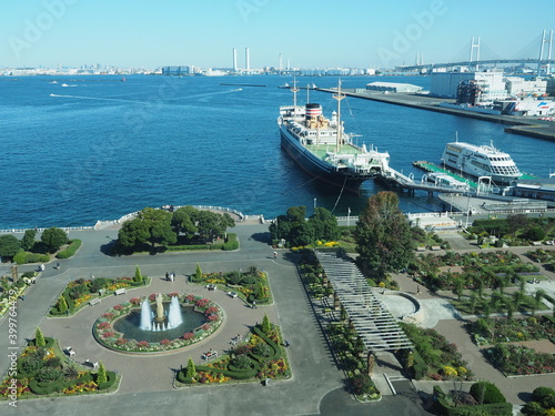 横浜山下公園の噴水と海