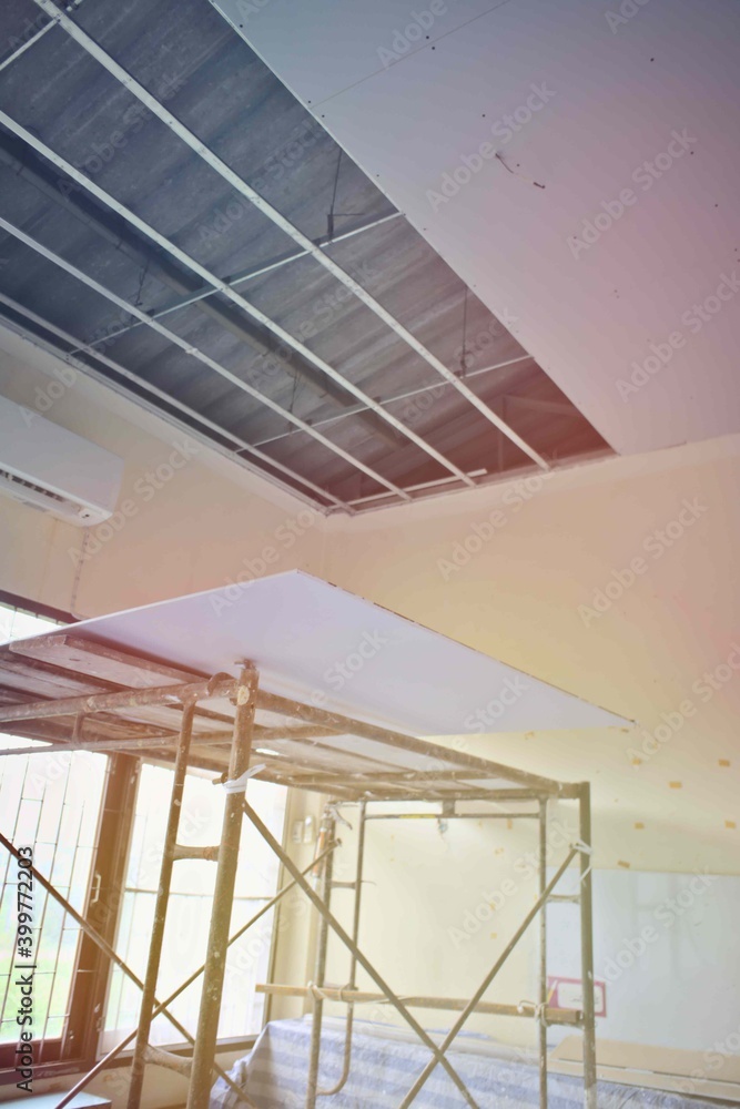 Obraz premium Inside the steel room, the scaffold is installed with an open space ceiling. Outside lighting, sunlight, classroom, work, interior