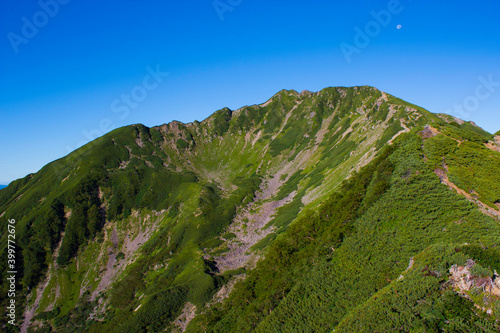 夏の青空と仙丈ケ岳のカール