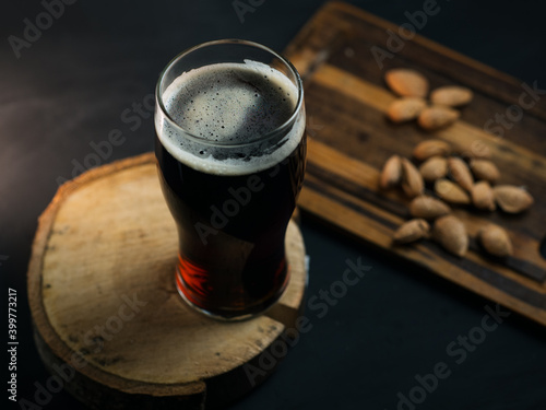 Foto A glass of beer brown Belgian ale on a dark sto