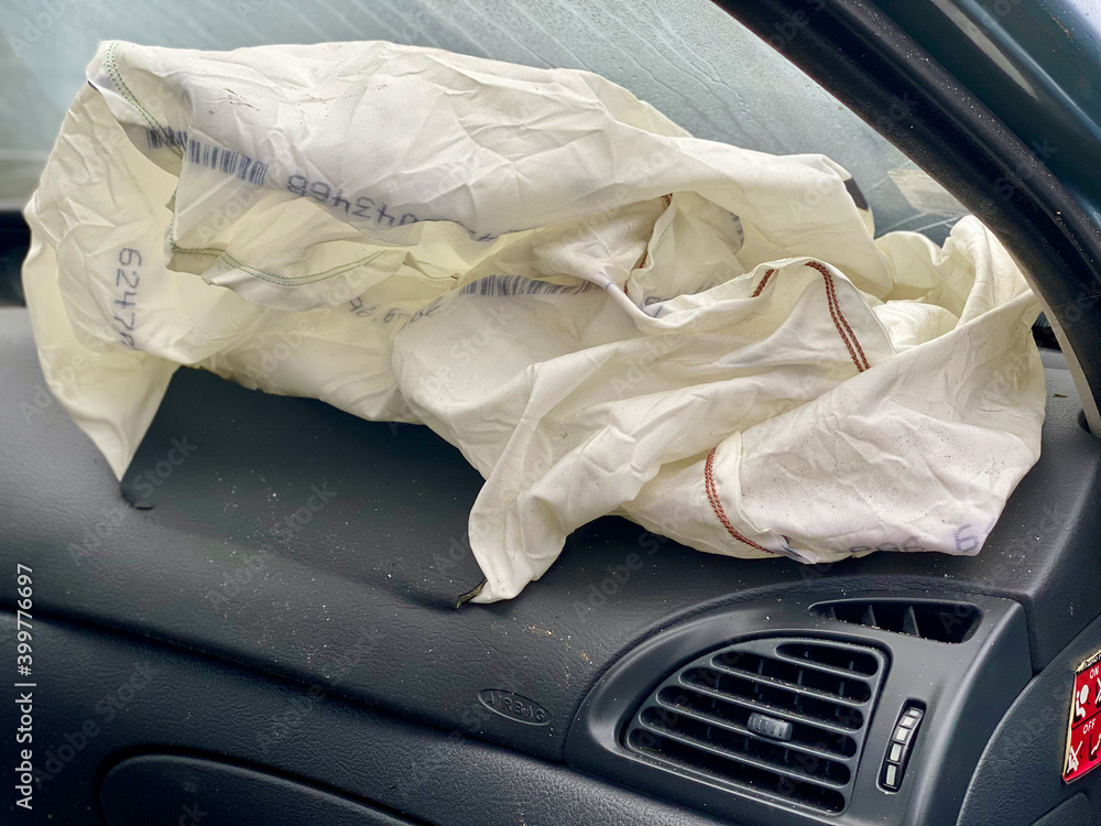 Wystrzelona poduszka powietrzna airbag w rozbitym samochodzie - obrazy, fototapety, plakaty 